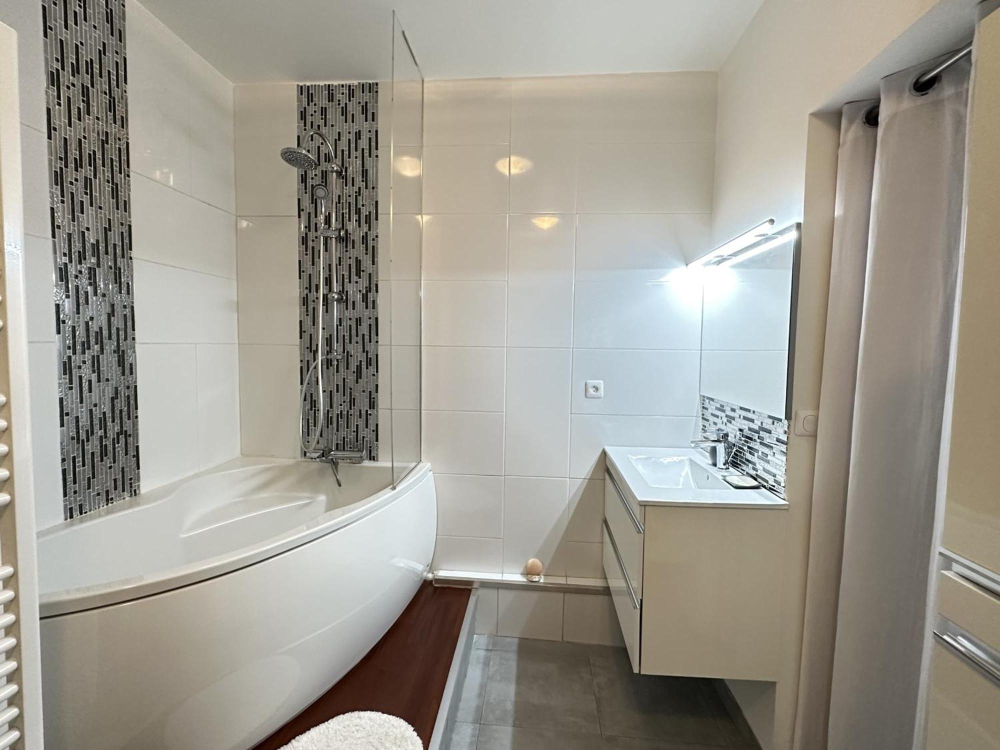 Grand T3 Bis Chaleureux Avec Terrasse, Ascenseur Et Parking Gratuit, A Deux Pas De La Place Castellane - Fr-1-309-151 Пор-Вандр Экстерьер фото